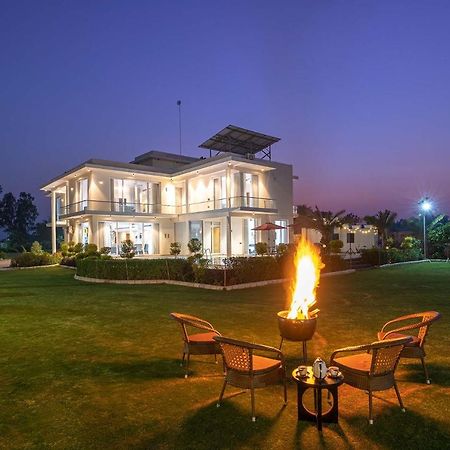 Stayvista At Le Blanc Escape W Outdoor Pool Sohna Exterior foto