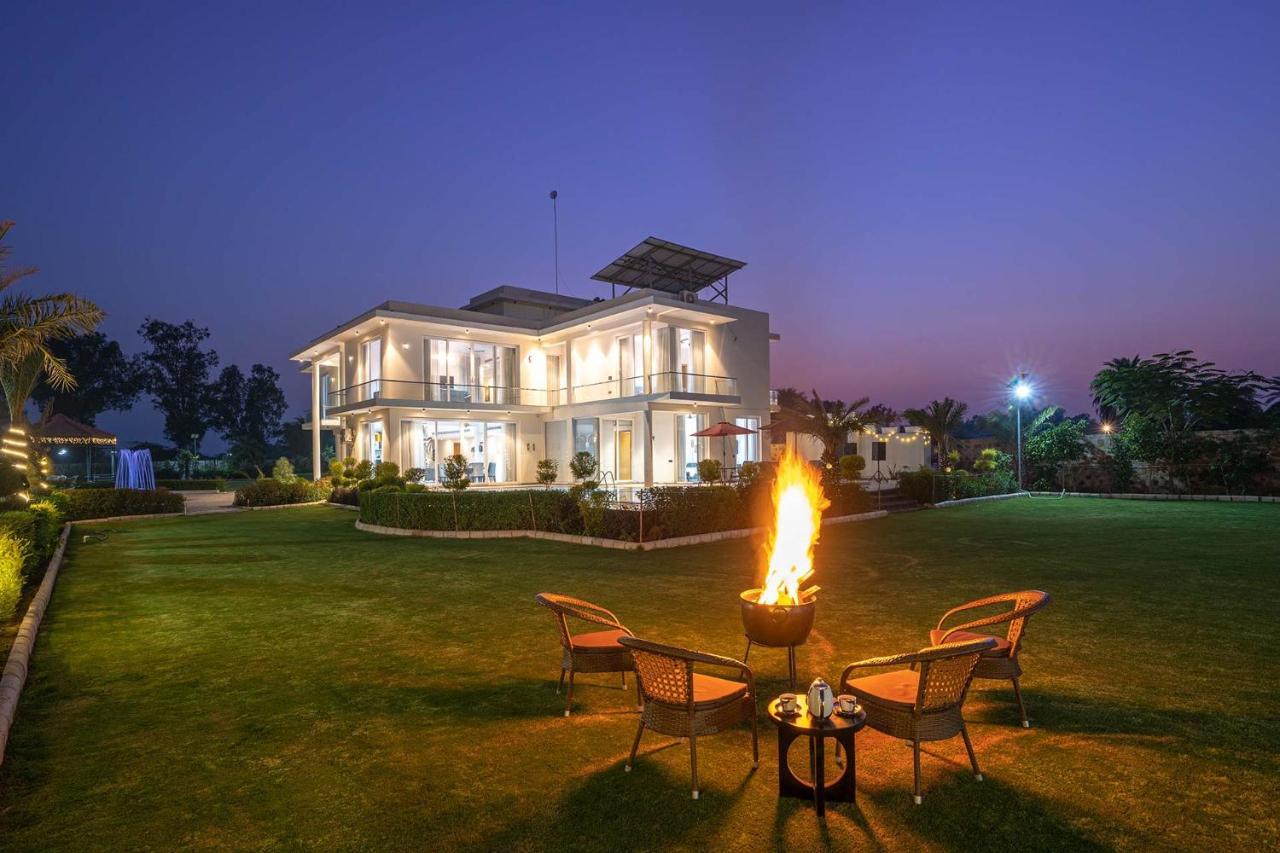 Stayvista At Le Blanc Escape W Outdoor Pool Sohna Exterior foto