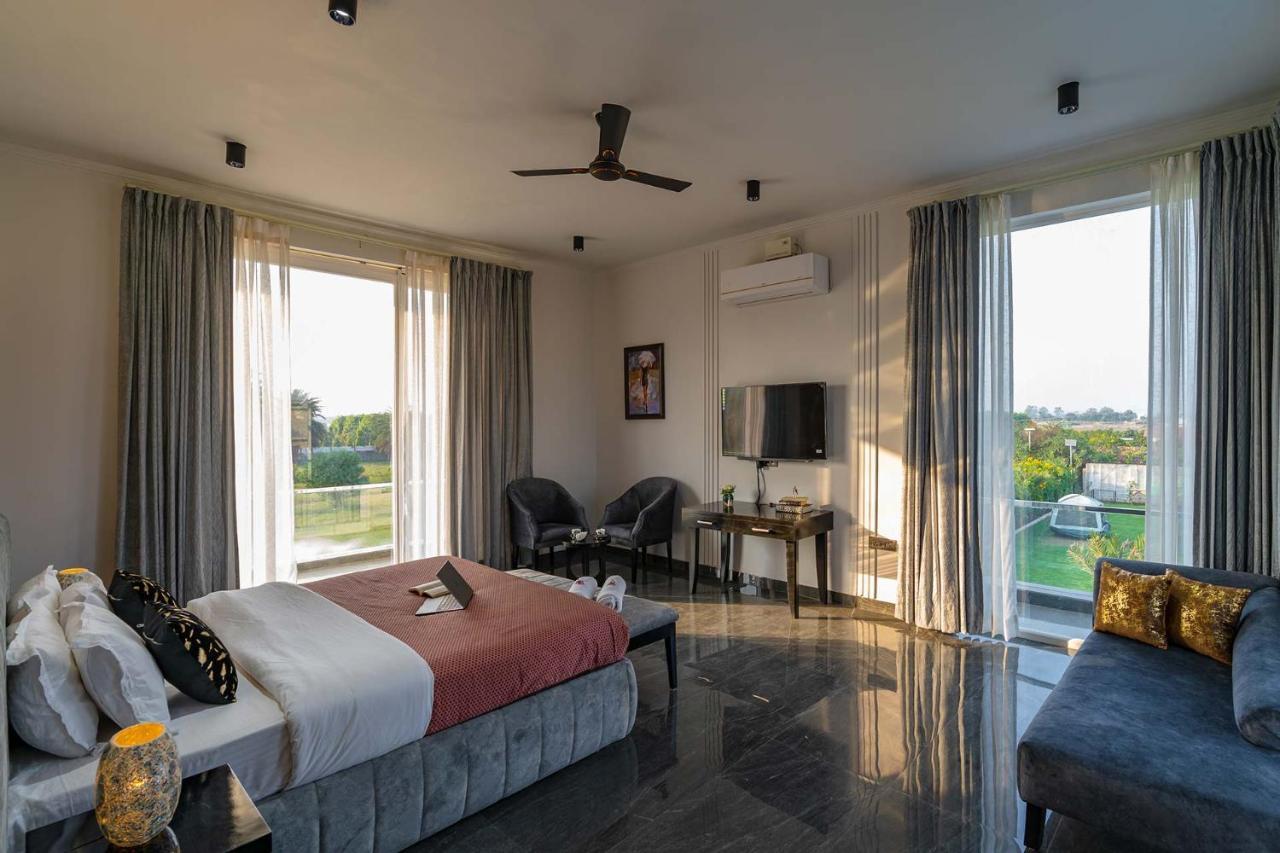 Stayvista At Le Blanc Escape W Outdoor Pool Sohna Exterior foto