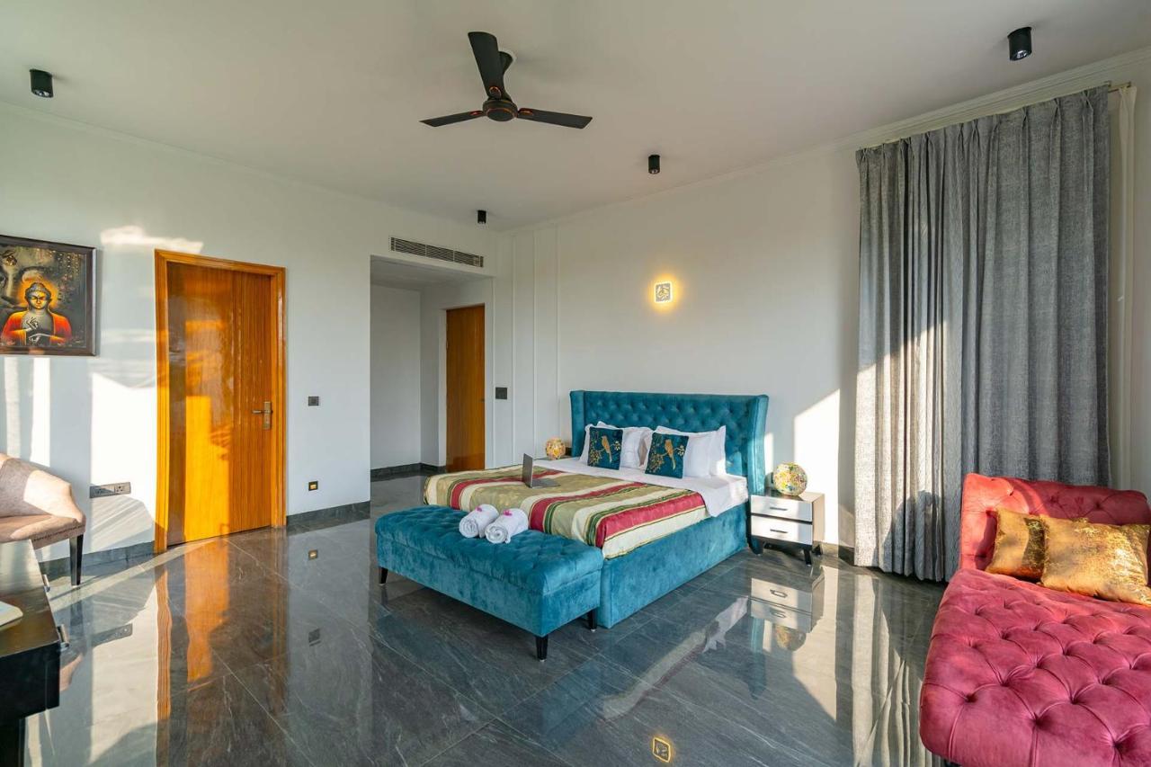 Stayvista At Le Blanc Escape W Outdoor Pool Sohna Exterior foto