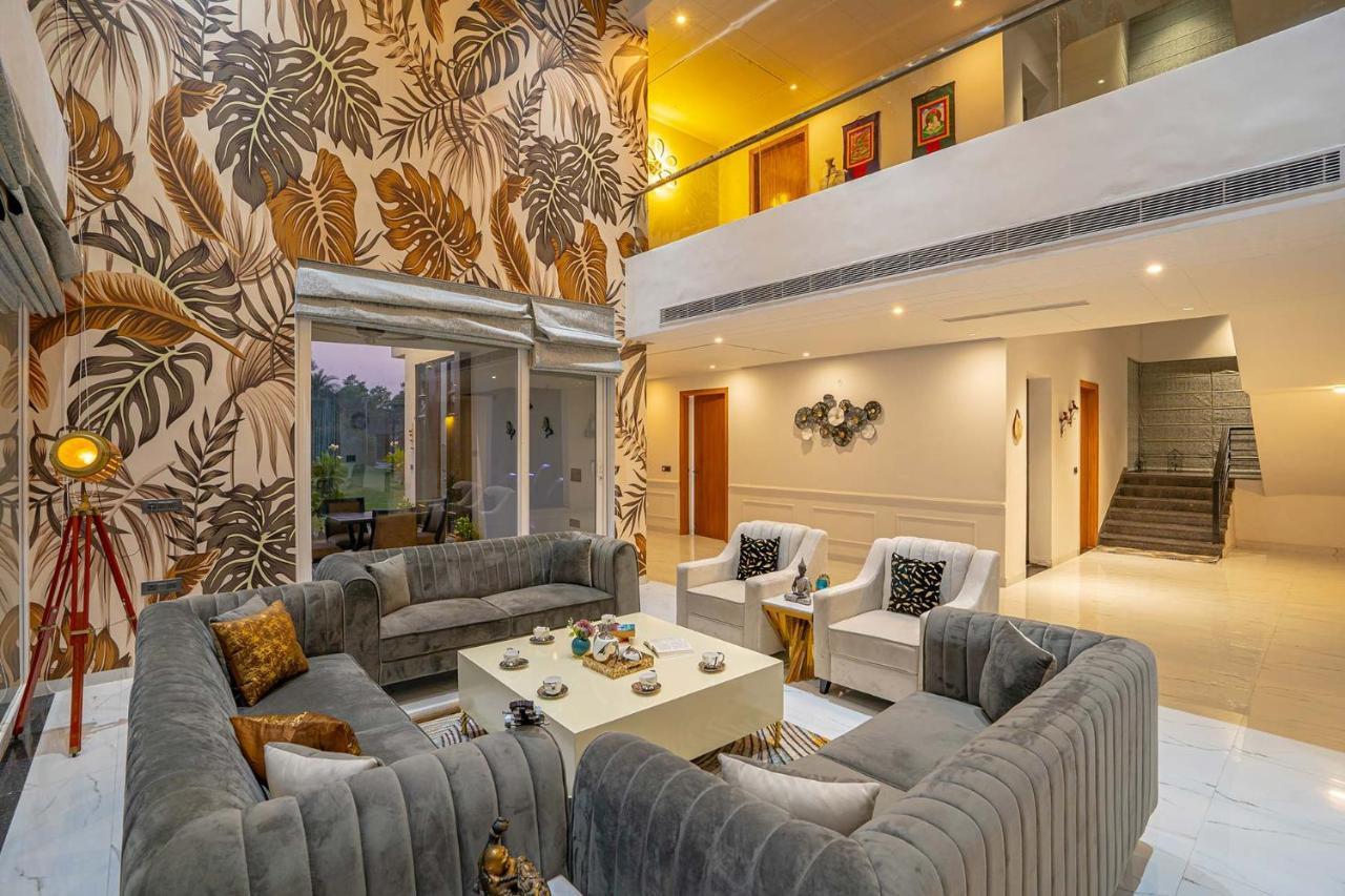 Stayvista At Le Blanc Escape W Outdoor Pool Sohna Exterior foto