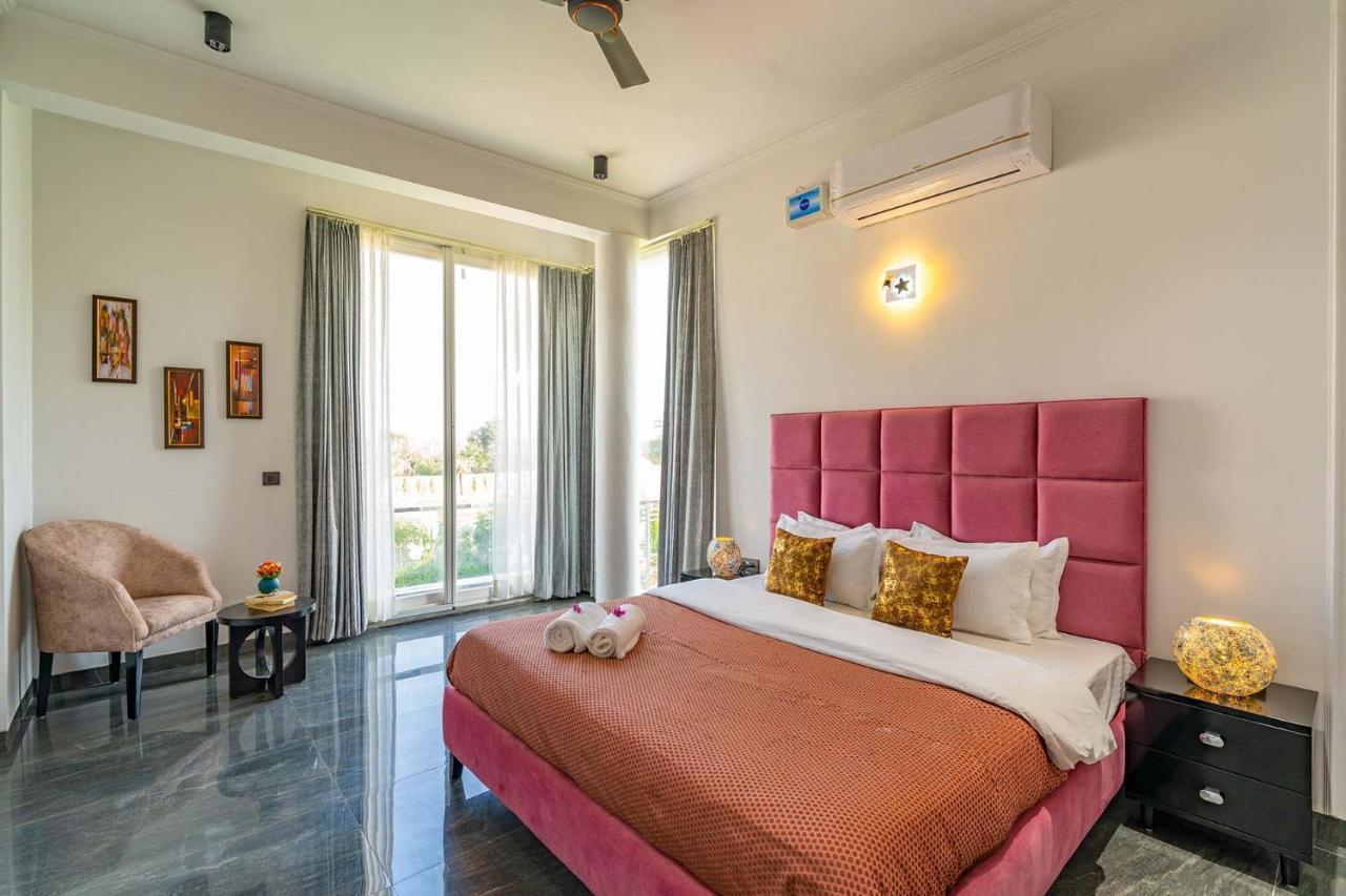 Stayvista At Le Blanc Escape W Outdoor Pool Sohna Exterior foto