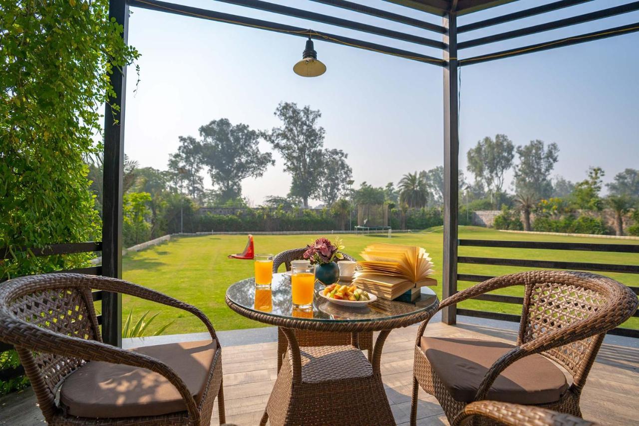Stayvista At Le Blanc Escape W Outdoor Pool Sohna Exterior foto