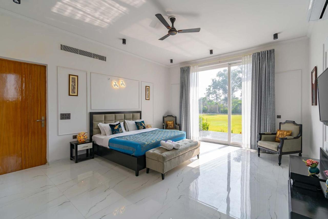 Stayvista At Le Blanc Escape W Outdoor Pool Sohna Exterior foto