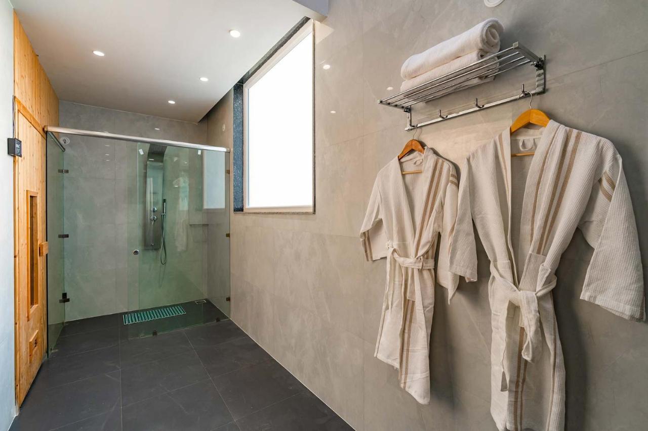 Stayvista At Le Blanc Escape W Outdoor Pool Sohna Exterior foto