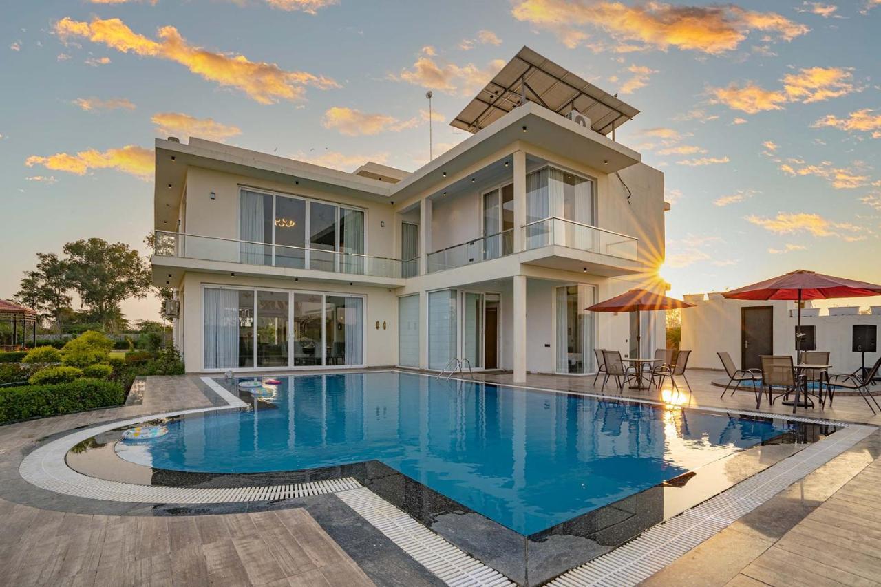 Stayvista At Le Blanc Escape W Outdoor Pool Sohna Exterior foto