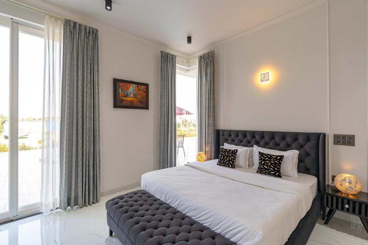 Stayvista At Le Blanc Escape W Outdoor Pool Sohna Exterior foto