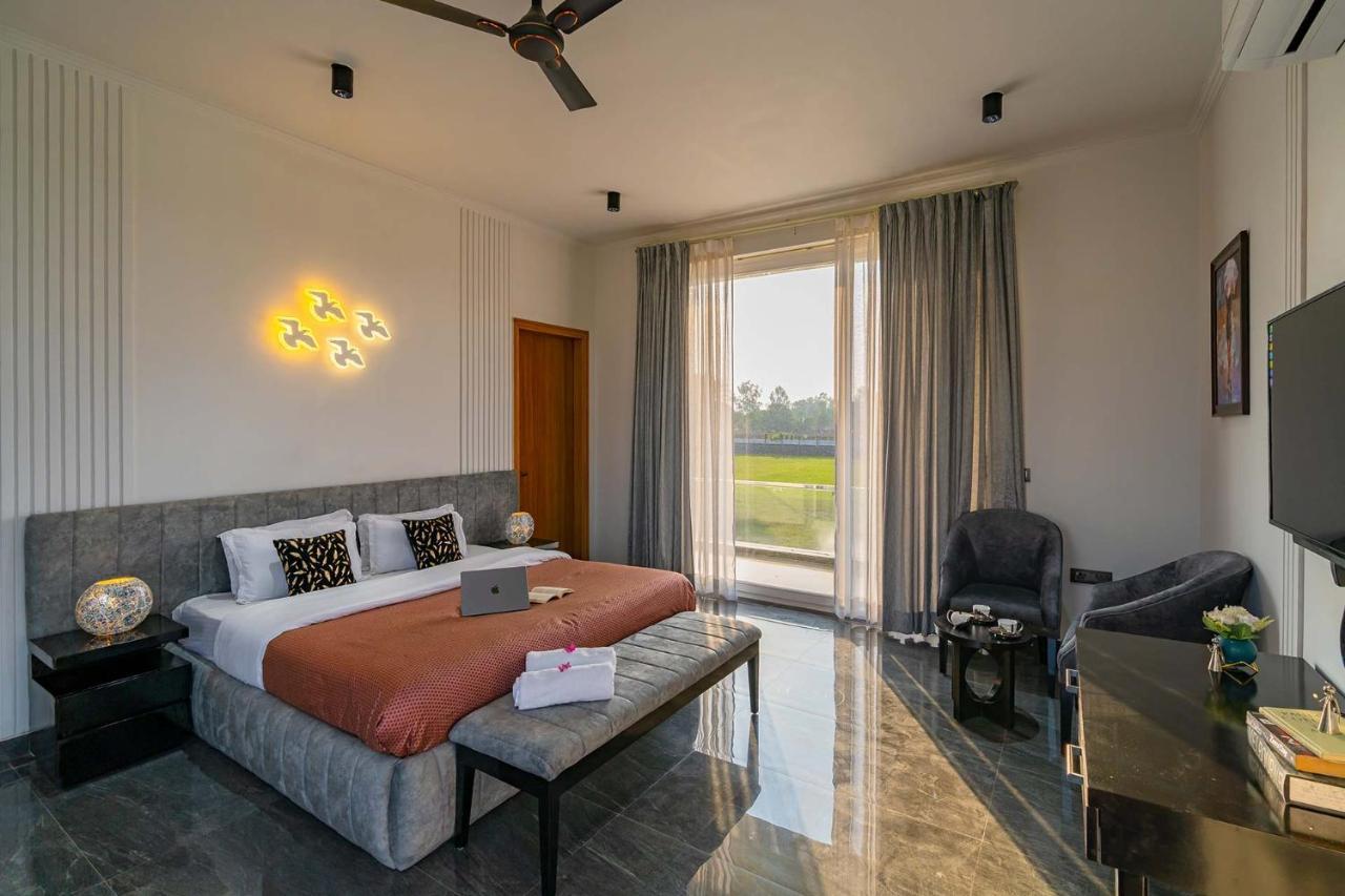 Stayvista At Le Blanc Escape W Outdoor Pool Sohna Exterior foto