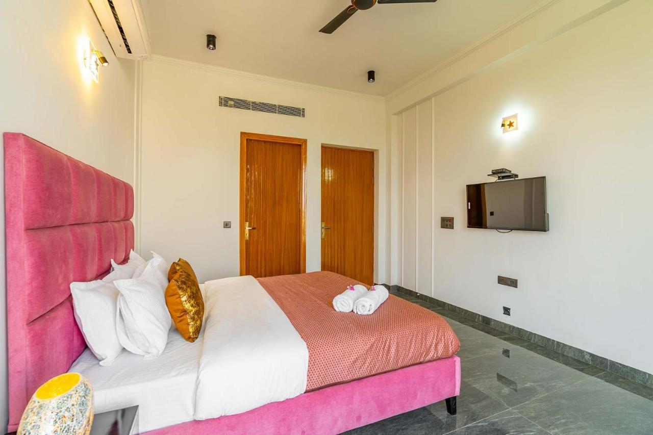 Stayvista At Le Blanc Escape W Outdoor Pool Sohna Exterior foto