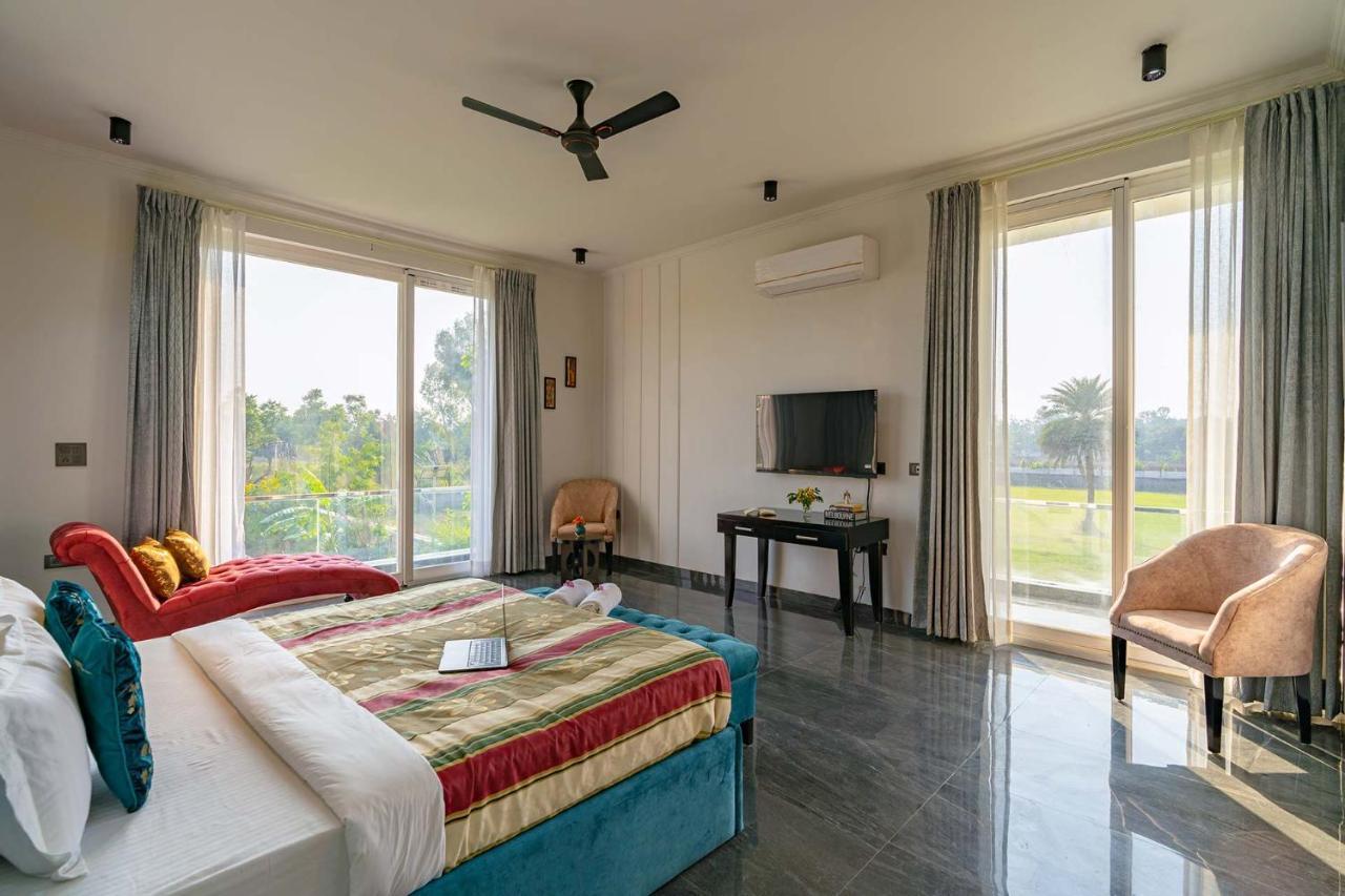Stayvista At Le Blanc Escape W Outdoor Pool Sohna Exterior foto
