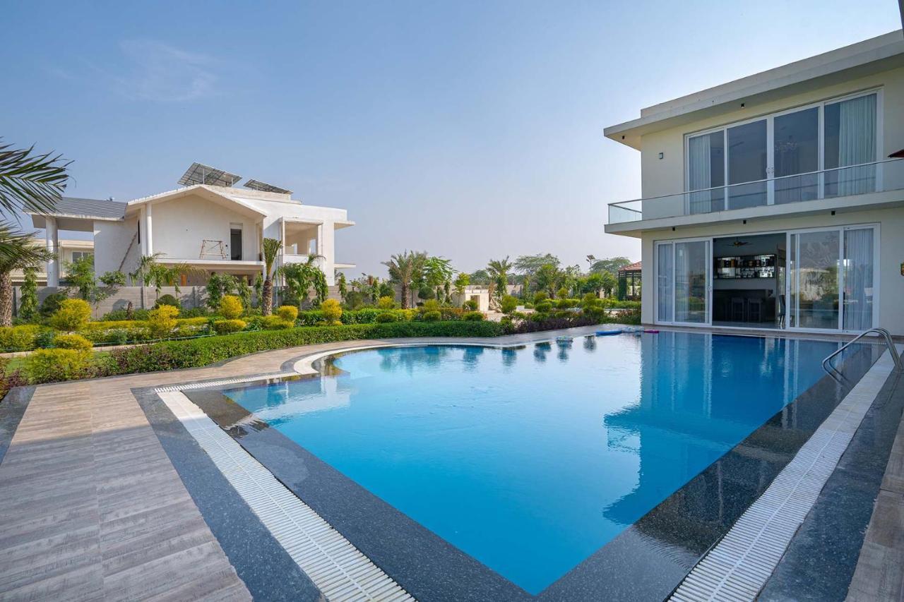 Stayvista At Le Blanc Escape W Outdoor Pool Sohna Exterior foto